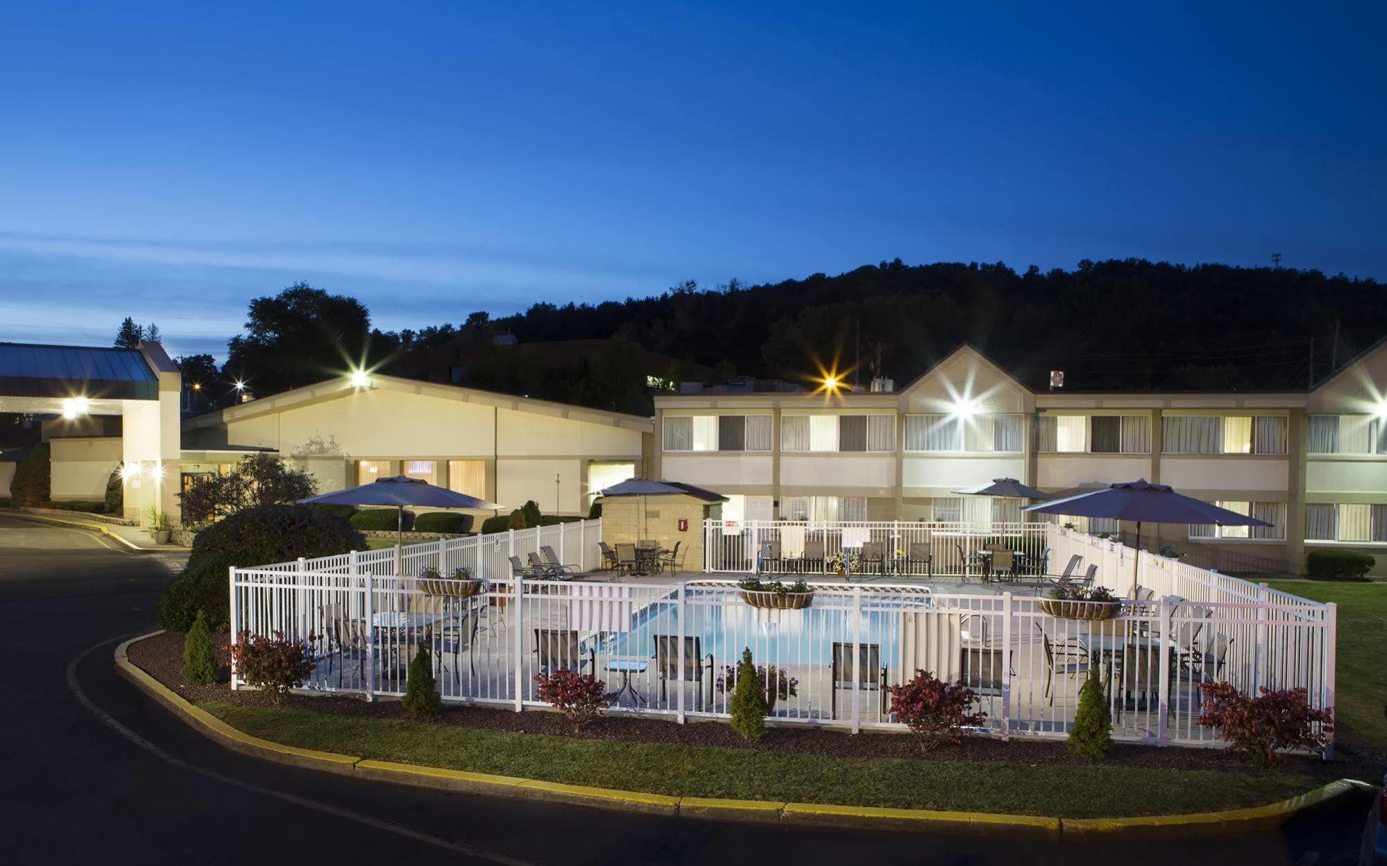 Quality Inn & Suites Vestal Binghamton Near University Exterior foto